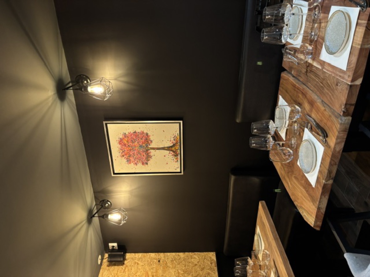 Salle du restaurant Le Comptoir Brut, banquettes et tables en bois, Metz