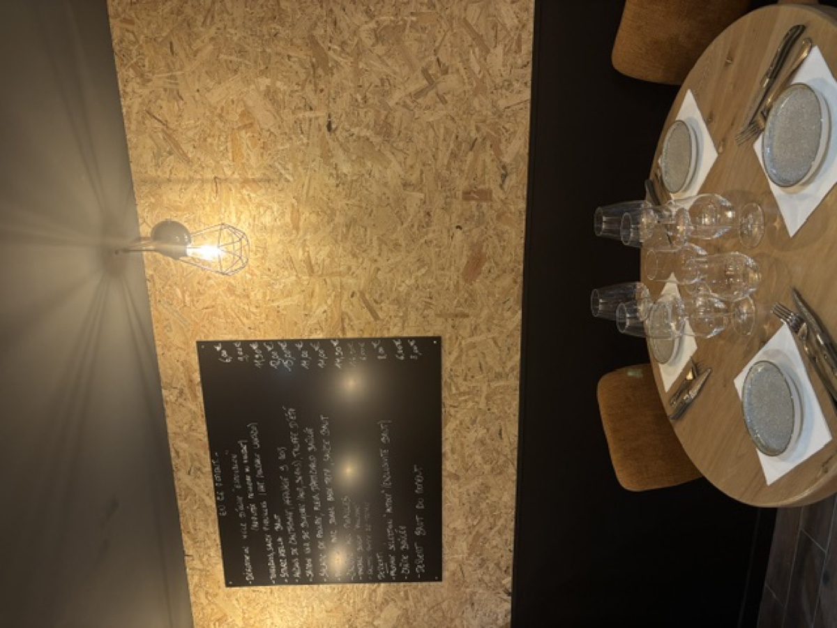 Table dressée face à l'ardoise du jour, Le Comptoir Brut, Metz